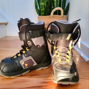Boys Burton snowboard boots size 6